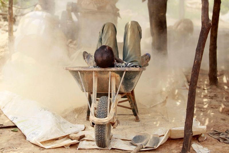 Read more about the article NIGERIA HOPES GOLD MINING REFORMS CAN BRING IN $500 MILLION A YEAR